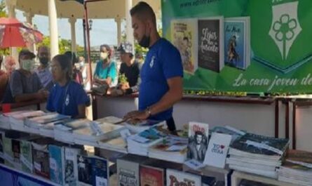 Acoge Parque Martí Feria del Libro en jornadas de celebraciones en Cienfuegos