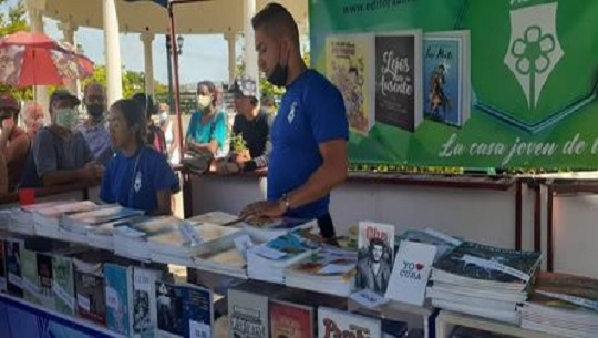 Acoge Parque Martí Feria del Libro en jornadas de celebraciones en Cienfuegos