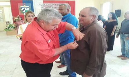 Condecora la CTC a trabajadores y colectivos destacados de Cienfuegos
