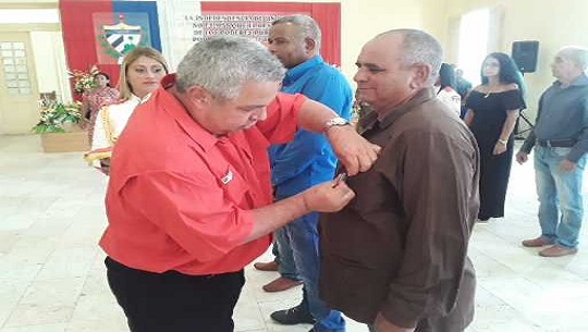 Condecora la CTC a trabajadores y colectivos destacados de Cienfuegos