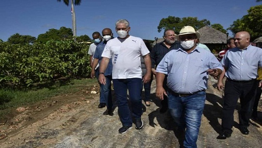 Presidente de Cuba recorre comunidades en ciudad de Cienfuegos