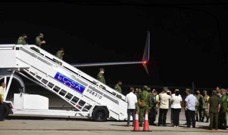 Un avión de la Fuerza Aérea de México, el Boeing 737-700, aterrizó este sábado en el aeropuerto Juan Gualberto Gómez, de Matanzas, con ayuda que esta nación envía para contribuir a sofocar el incendio de grandes proporciones desatado en la Base de Supertanqueros, ubicada en la zona industrial de esa ciudad.