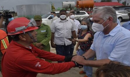 Díaz-Canel exalta heroísmo y solidaridad ante incendio en Matanzas
