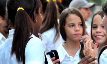 La doctora Yanara Calzada Urquiola, especialista en Siquiatría Infantil y Máster en Sicología de Salud, comparte con los oyentes del programa El triángulo de la confianza sobre la atención a los adolescentes y los cambios biológicos y sicológicos que se producen en esa etapa.