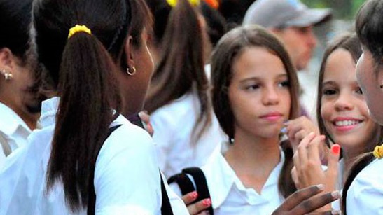 La doctora Yanara Calzada Urquiola, especialista en Siquiatría Infantil y Máster en Sicología de Salud, comparte con los oyentes del programa El triángulo de la confianza sobre la atención a los adolescentes y los cambios biológicos y sicológicos que se producen en esa etapa.