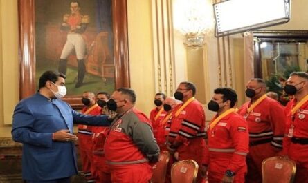 Condecora presidente Maduro brigada que combatió incendio en Cuba