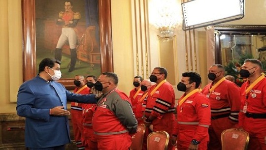 Condecora presidente Maduro brigada que combatió incendio en Cuba