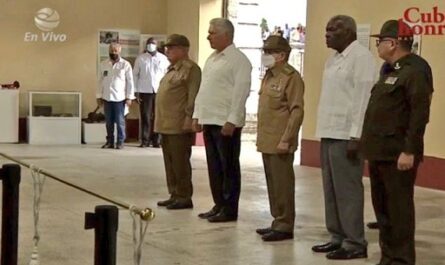 El líder de la Revolución Cubana Raúl Castro y el presidente de Cuba Miguel Díaz-Canel rindieron tributo este viernes a los 14 fallecidos en el incendio de la base de crudo de Matanzas