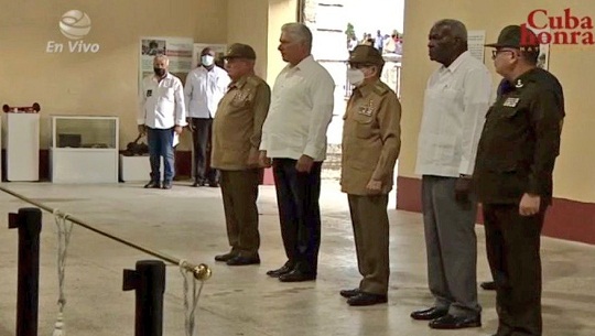 El líder de la Revolución Cubana Raúl Castro y el presidente de Cuba Miguel Díaz-Canel rindieron tributo este viernes a los 14 fallecidos en el incendio de la base de crudo de Matanzas