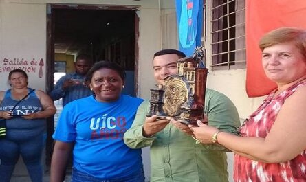 Otorgan Premio del Barrio a preuniversitario en Cienfuegos