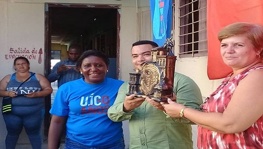 Otorgan Premio del Barrio a preuniversitario en Cienfuegos