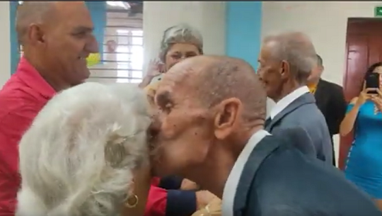 📹 Celebran bodas en Hogar de Ancianos Rita Suárez del Villar de Cienfuegos
