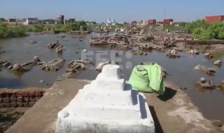 Cementerios bajo las aguas, el reto de enterrar a los muertos en Pakistán