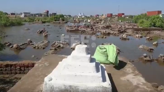 Cementerios bajo las aguas, el reto de enterrar a los muertos en Pakistán