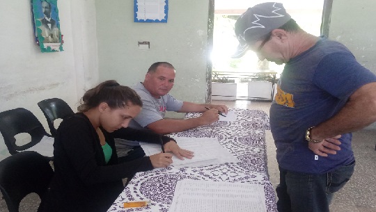 Cienfuegos jóvenes, alegres y autoridades electorales (2)