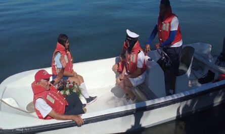 Colocan ofrenda floral en Bahía cienfueguera en honor a mártires del 5 de septiembre