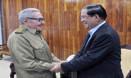 Raúl Castro recibe en La Habana a primer ministro del Reino de Cambodia