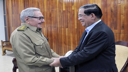 Raúl Castro recibe en La Habana a primer ministro del Reino de Cambodia