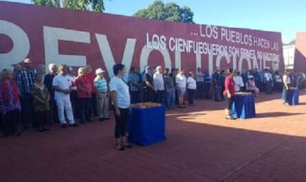 Reciben personalidades cienfuegueras sello Aniversario 65 del 5 de septiembre