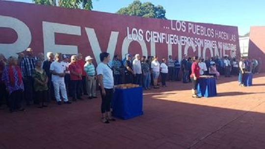 Reciben personalidades cienfuegueras sello Aniversario 65 del 5 de septiembre