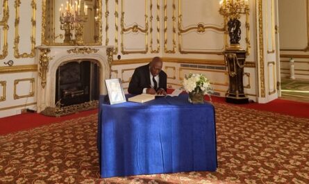 El vicepresidente de Cuba Salvador Valdés visitó hoy la capilla ardiente de Isabel II en el Palacio de Westminster, para rendir tributo a la monarca británica fallecida el 8 de septiembre pasado a los 96 años
