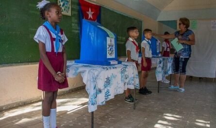 Abren en Cuba colegios para referendo de Código de las Familias