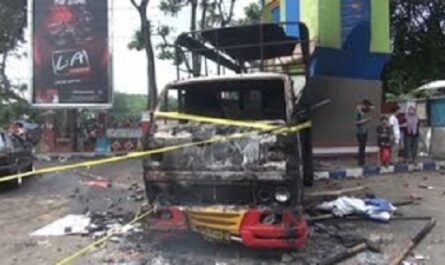 Al menos 125 muertos en Indonesia en una de las peores tragedias del fútbol