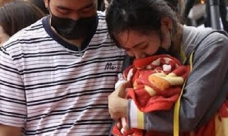 Familiares lloran a las víctimas de la matanza en la guardería de Tailandia