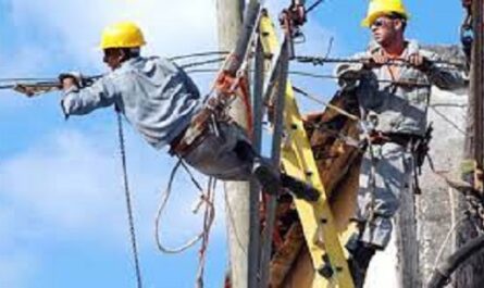 Intensas jornadas de trabajo despliegan linieros cienfuegueros en Pinar del Río