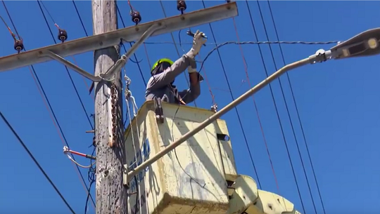 📹 Linieros cienfuegueros trabajan por restablecer el servicio en circuitos de la capital pinera