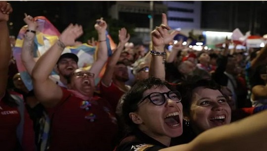 Lula gana estrechamente y habrá segunda vuelta en Brasil