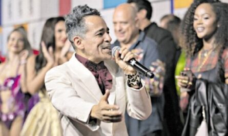 El cantante Rubén Albarrán encarna al músico cubano Dámaso Pérez Prado, en la película ‘El sueño de ayer’. Foto: EFE.