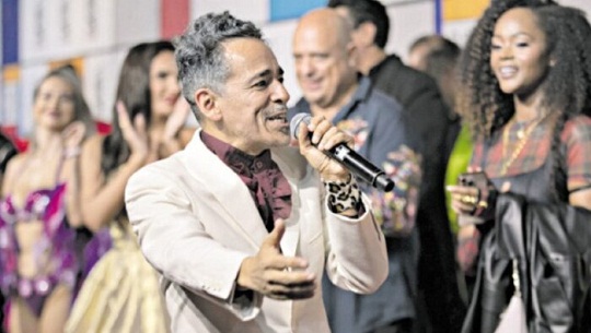 El cantante Rubén Albarrán encarna al músico cubano Dámaso Pérez Prado, en la película ‘El sueño de ayer’. Foto: EFE.