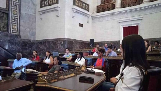 Parlamentarios dialogan en Cuba con jóvenes de diversas esferas