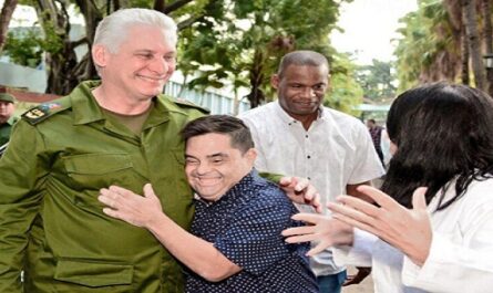 Presidente de Cuba visita centro dedicado a personas con discapacidad