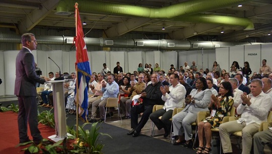 Acude Primer Ministro a XV Feria Comercial Salud para Todos