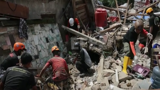 🎧 Unos 100 niños entre las víctimas mortales del terremoto de Indonesia