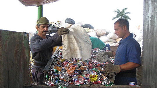 Con nuevas estrategias para incrementar el reciclaje los cienfuegueros arriba empresa provincial de recuperación de materias primas al aniversario sesenta y uno de la creación de estas entidades en Cuba