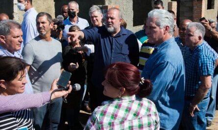 El presidente de la República y primer secretario del Comité Central del PCC, Miguel Díaz-Canel, recorrió este jueves el consejo popular La Coloma, en la provincia de Pinar del Río.