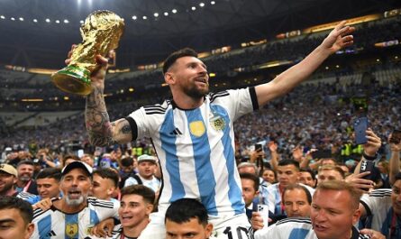 El folclor del fútbol toma ciudades y pueblos en Argentina