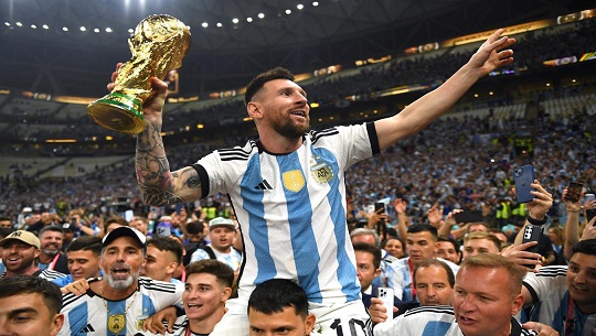 El folclor del fútbol toma ciudades y pueblos en Argentina