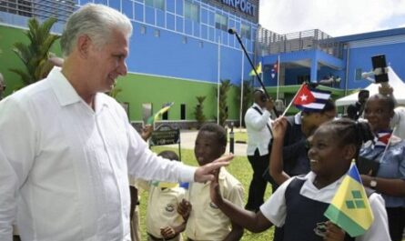 El presidente de Cuba, Miguel Díaz-Canel, llegó este sábado a San Vicente y las Granadinas en visita oficial, primera parada de su gira por el Caribe que incluye a Barbados y Granada.