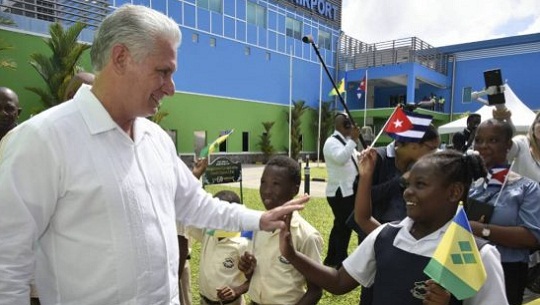 El presidente de Cuba, Miguel Díaz-Canel, llegó este sábado a San Vicente y las Granadinas en visita oficial, primera parada de su gira por el Caribe que incluye a Barbados y Granada.
