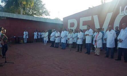 Reconocen a trabajadores cienfuegueros de la salud en el día de la medicina latinoamericana