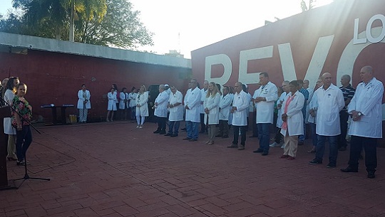 Reconocen a trabajadores cienfuegueros de la salud en el día de la medicina latinoamericana