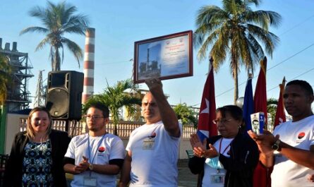 Agasajan en su día a colectivo de termoeléctrica de Cienfuegos