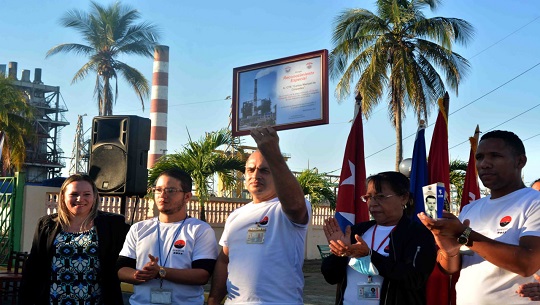 Agasajan en su día a colectivo de termoeléctrica de Cienfuegos