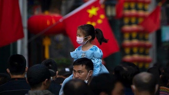 Disminuye población de China por primera vez en 60 años