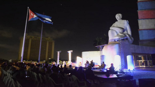 Presidente cubano asiste a concierto homenaje a José Martí en La Habana