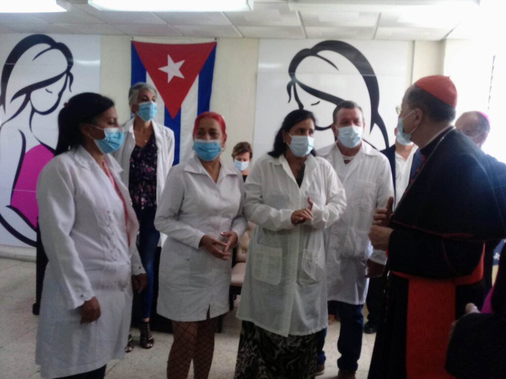 Junto a las autoridades de Salud Pública, en Cienfuegos, el Monseñor Stella conoció detalles sobre el Programa Materno infantil en este territorio.